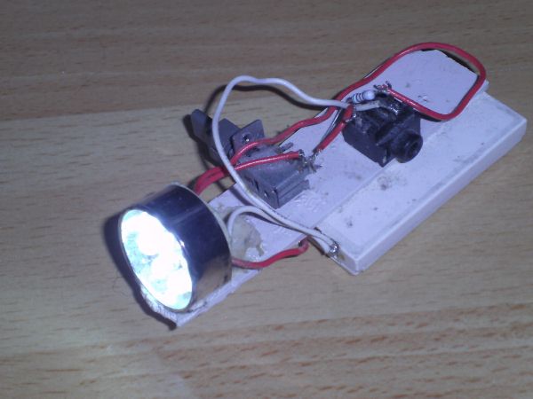 Lampe de poche fait avec une batterie de téléphone et un lot de LED issue (...)
